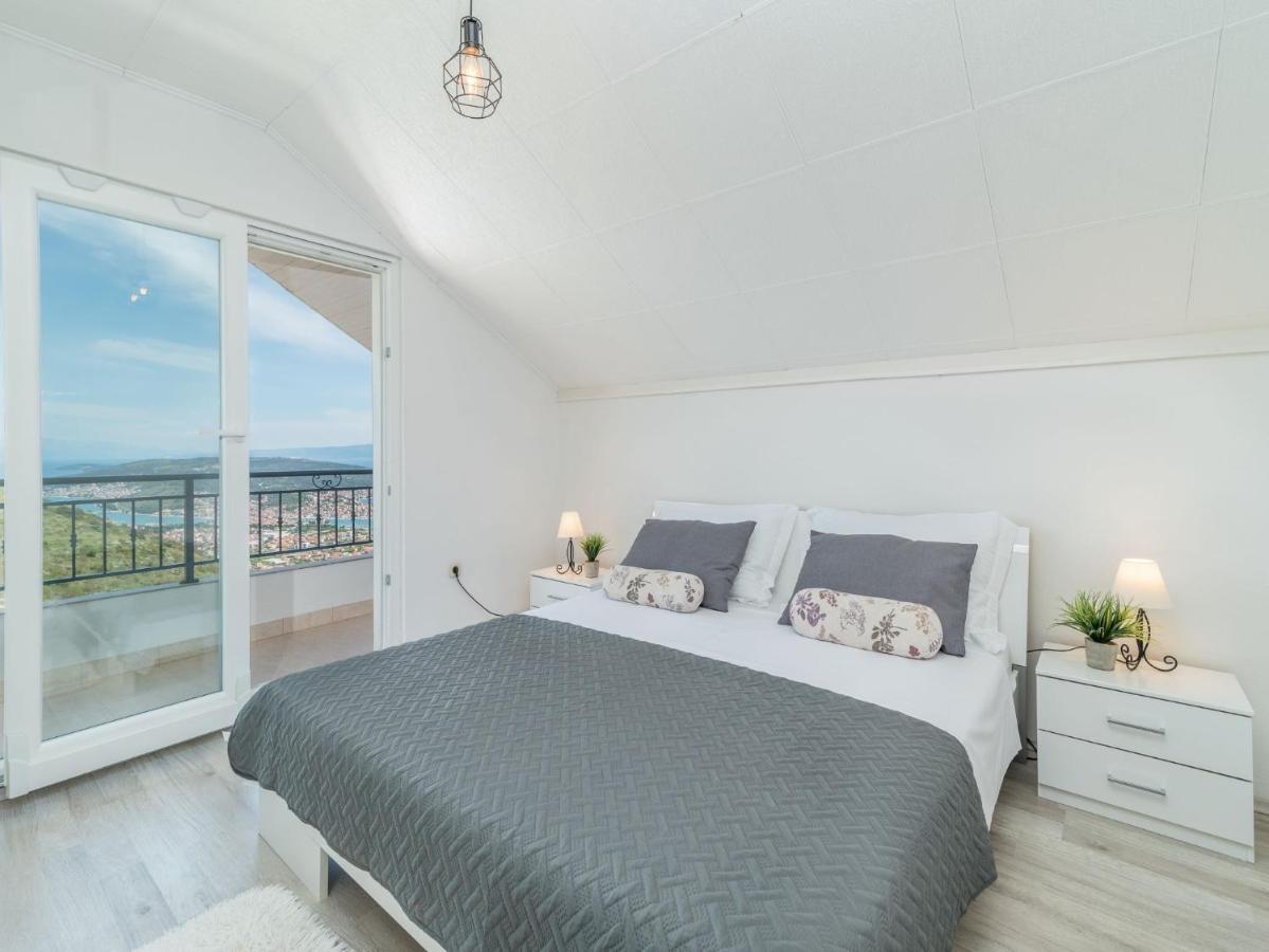 Scenic Sea View,Three Bedroom Villa With Pool Трогир Екстериор снимка
